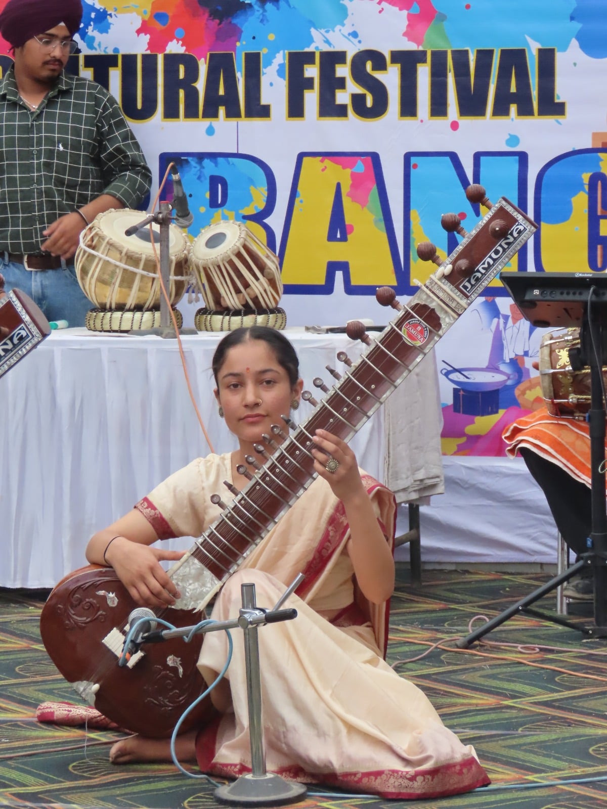 नाहन कॉलेज में आयोजित कार्यक्रम में प्रस्तुति देतीं छात्राएं। स्रोत: कॉलेज नाहन कॉलेज में आयोजित कार्यक्रम में प्रस्तुति देतीं छात्राएं। स्रोत: कॉलेज