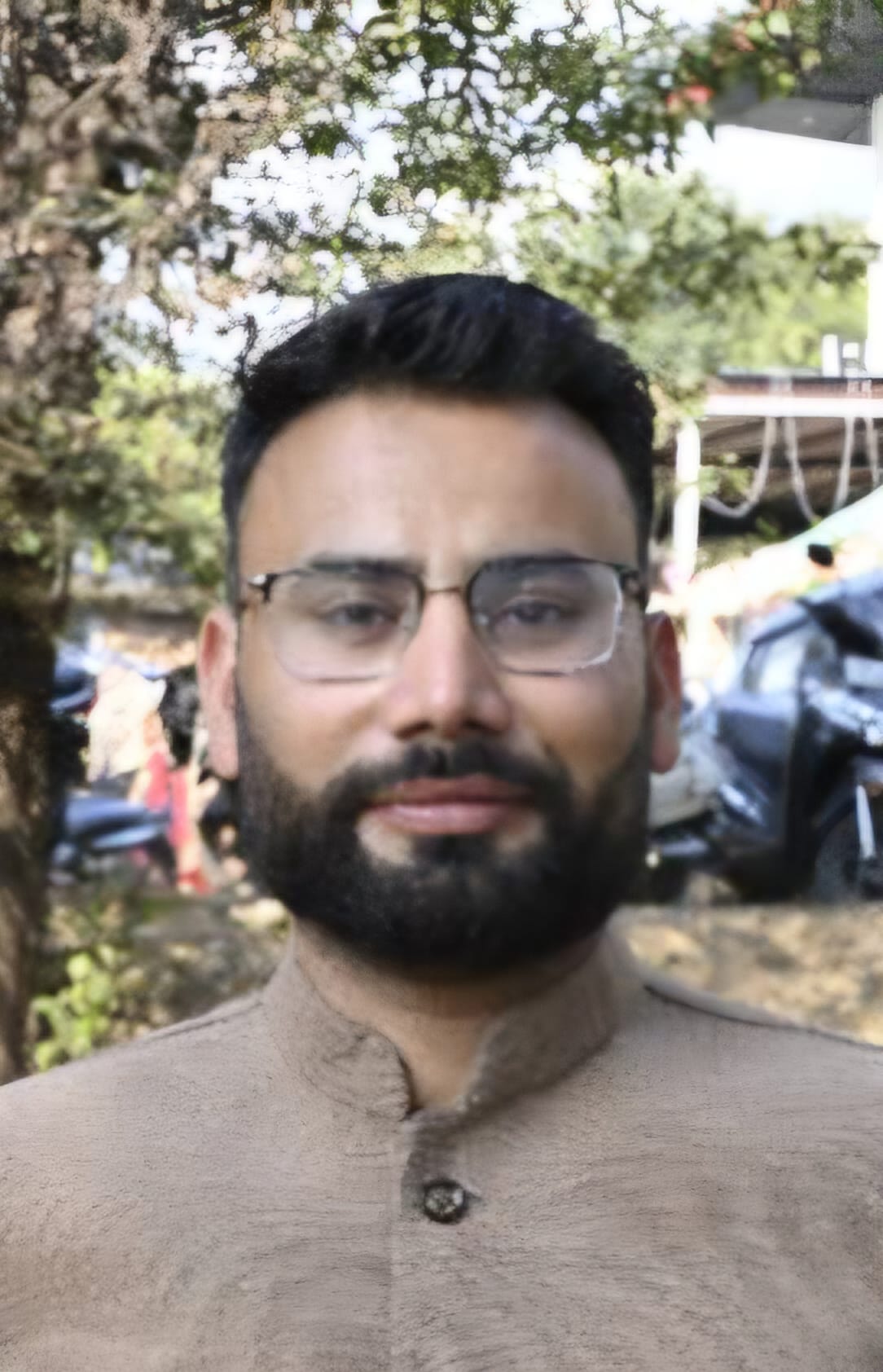 नरेश भरवाल, निवासी सकोह।