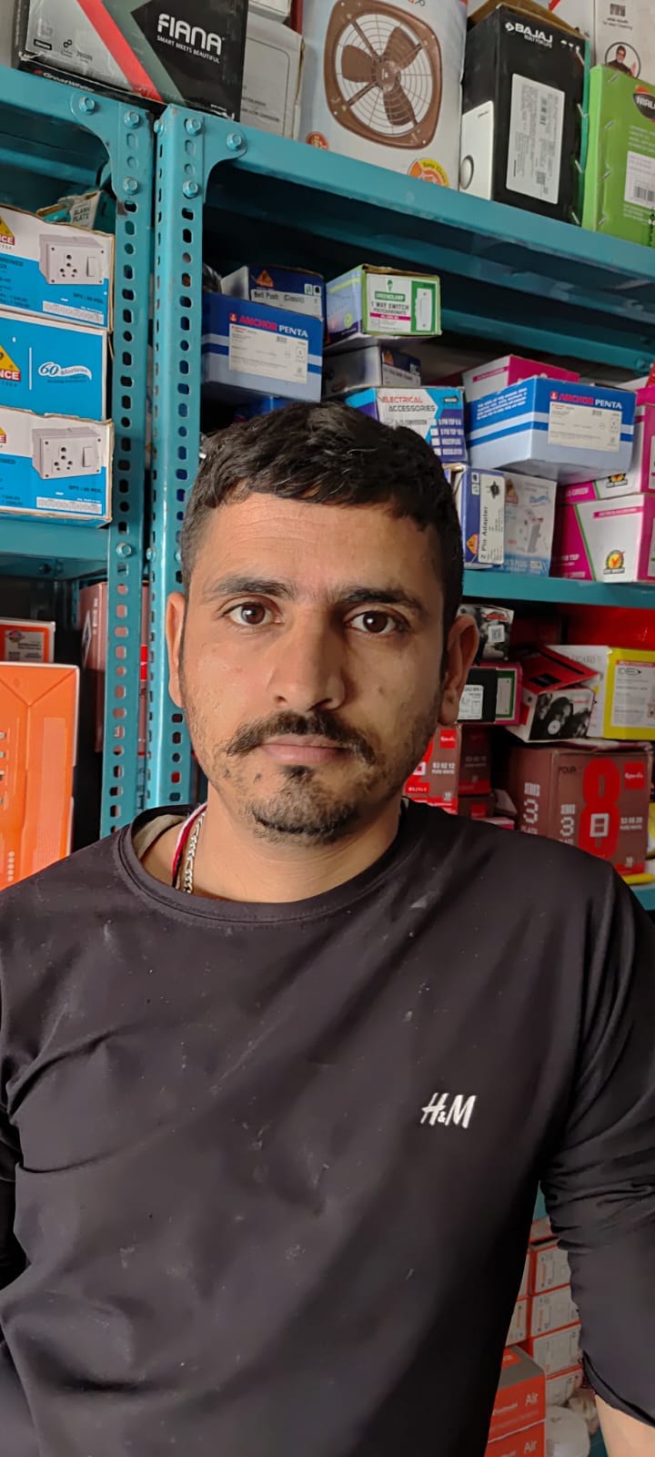 नरेश भरवाल, निवासी सकोह।