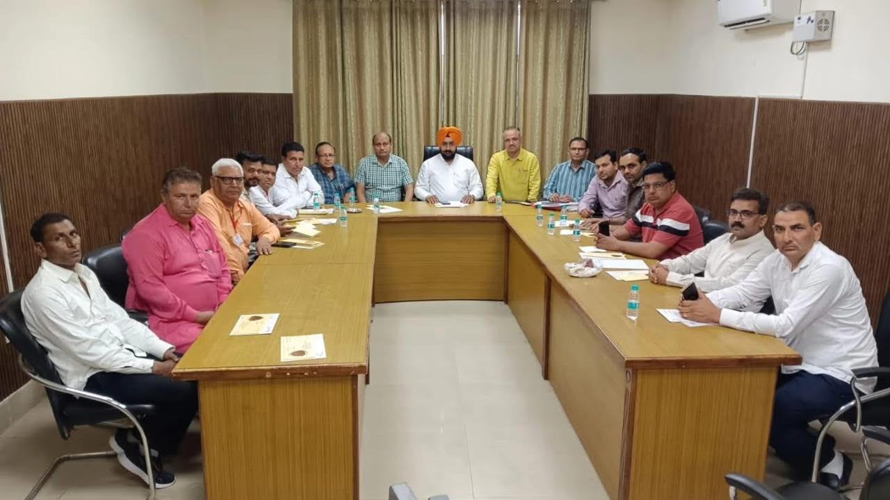 पिहोवा। मार्केट कमेटी की बैठक में हिस्सा लेते हुए पदाधिकारी व सदस्य। स्वयं पिहोवा। मार्केट कमेटी की बैठक में हिस्सा लेते हुए पदाधिकारी व सदस्य। स्वयं