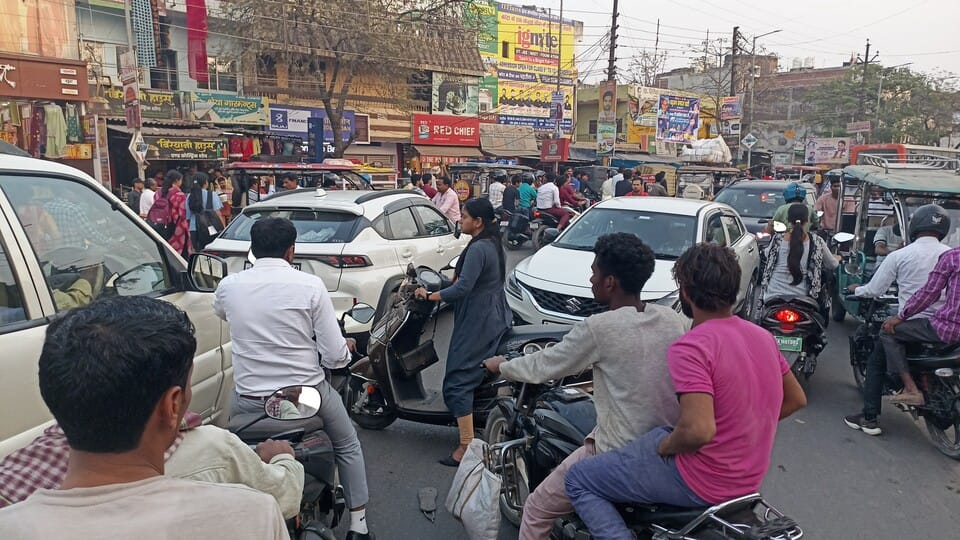 पडरौना शहर के सुभाष चौक रेलवे ढाला जाने वाली सड़क पर लगा जाम। संवाद