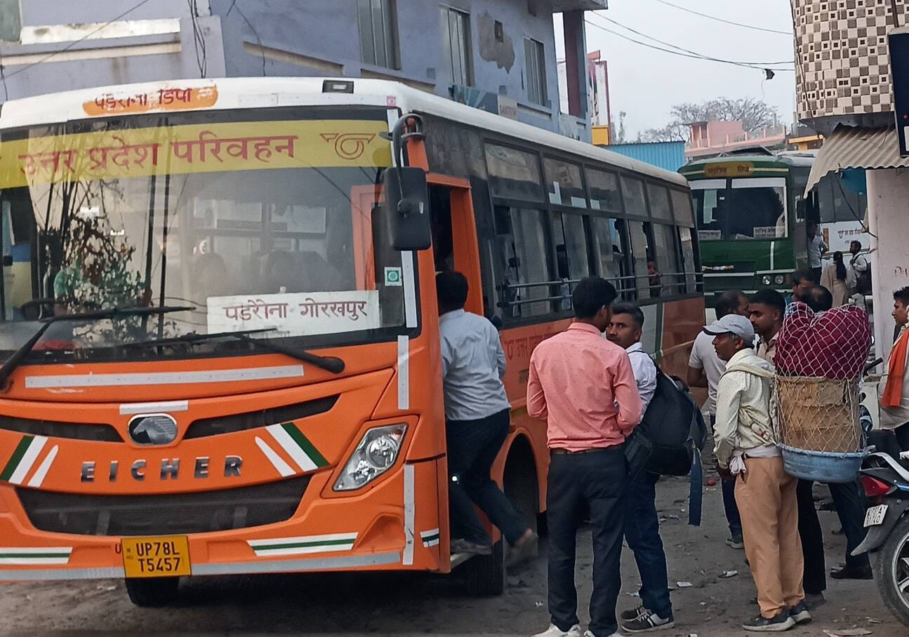 पडरौना शहर के सुभाष चौक रेलवे ढाला जाने वाली सड़क पर लगा जाम। संवाद