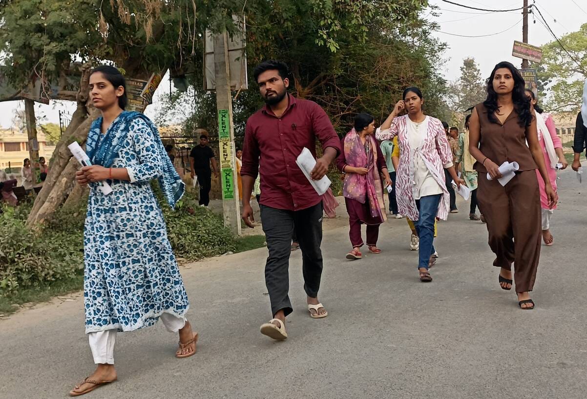 पडरौना उदित नारायण पीजी कॉलेज से यूपी पुलिस की परीक्षा देकर बाहर निकलते परीक्षार्थी। संवाद पडरौना उदित नारायण पीजी कॉलेज से यूपी पुलिस की परीक्षा देकर बाहर निकलते परीक्षार्थी। संवाद