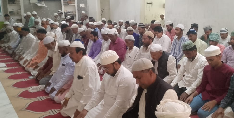 पिपरा कनक जमा मस्जिद से नमाज अदा कर बाहर निकलते नमाजी।संवाद पिपरा कनक जमा मस्जिद से नमाज अदा कर बाहर निकलते नमाजी।संवाद