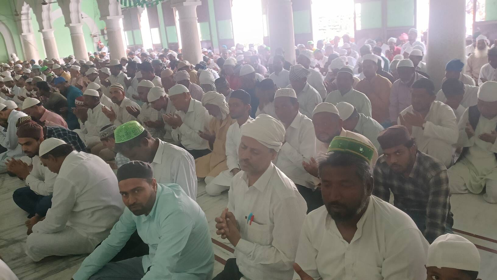 पिपरा कनक जमा मस्जिद से नमाज अदा कर बाहर निकलते नमाजी।संवाद पिपरा कनक जमा मस्जिद से नमाज अदा कर बाहर निकलते नमाजी।संवाद