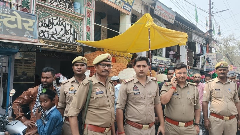 पिपरा कनक जमा मस्जिद से नमाज अदा कर बाहर निकलते नमाजी।संवाद पिपरा कनक जमा मस्जिद से नमाज अदा कर बाहर निकलते नमाजी।संवाद