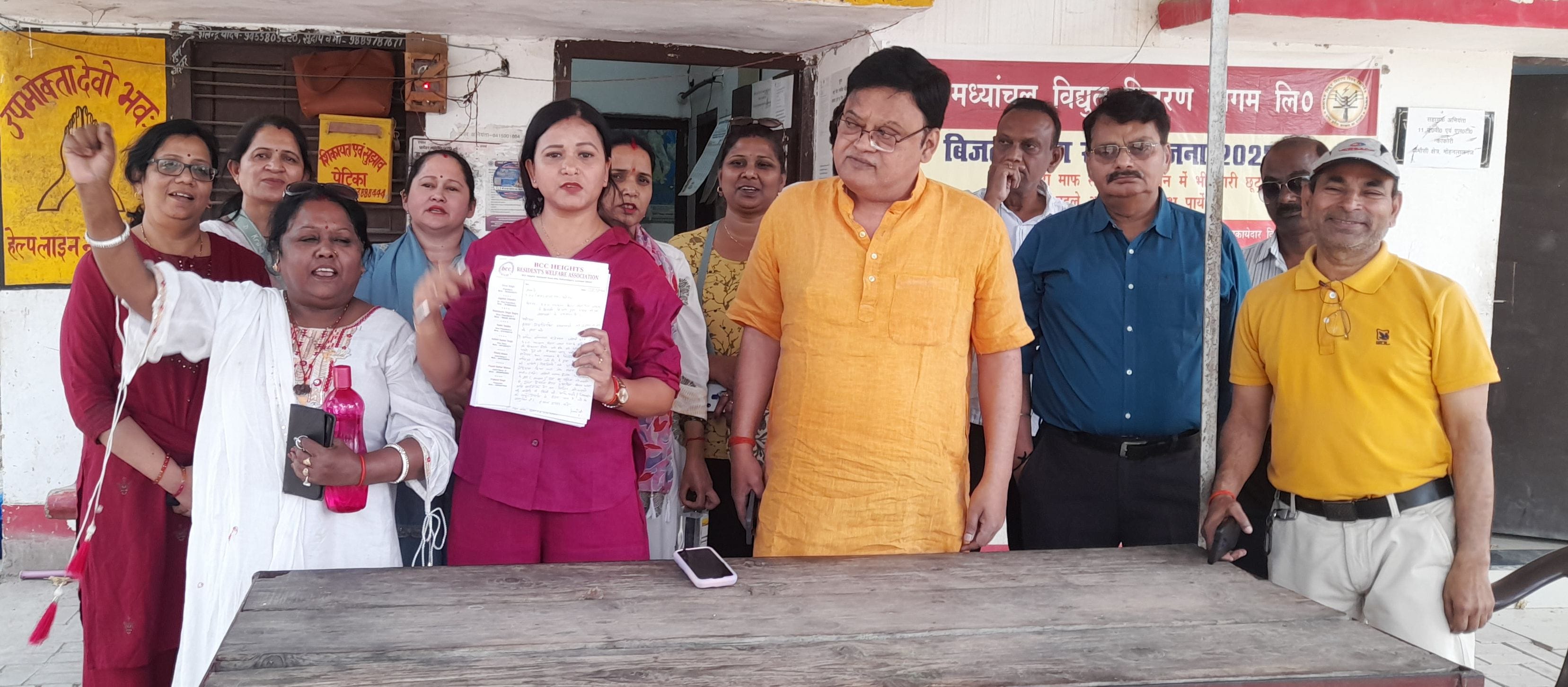 प्रदर्शन करते लोग।
