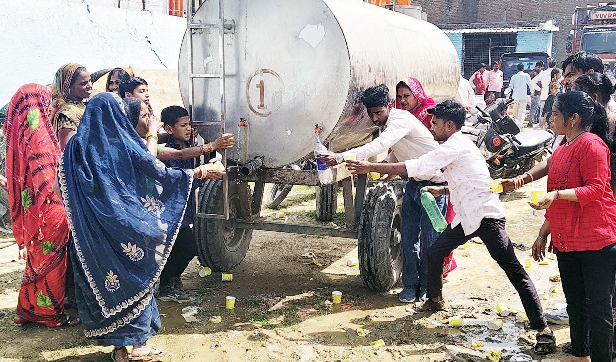 पुवायां में मुख्यमंत्री सामूहिक विवाह कार्यक्रम में विवाह बंधन में बंधते जोड़े। संवाद