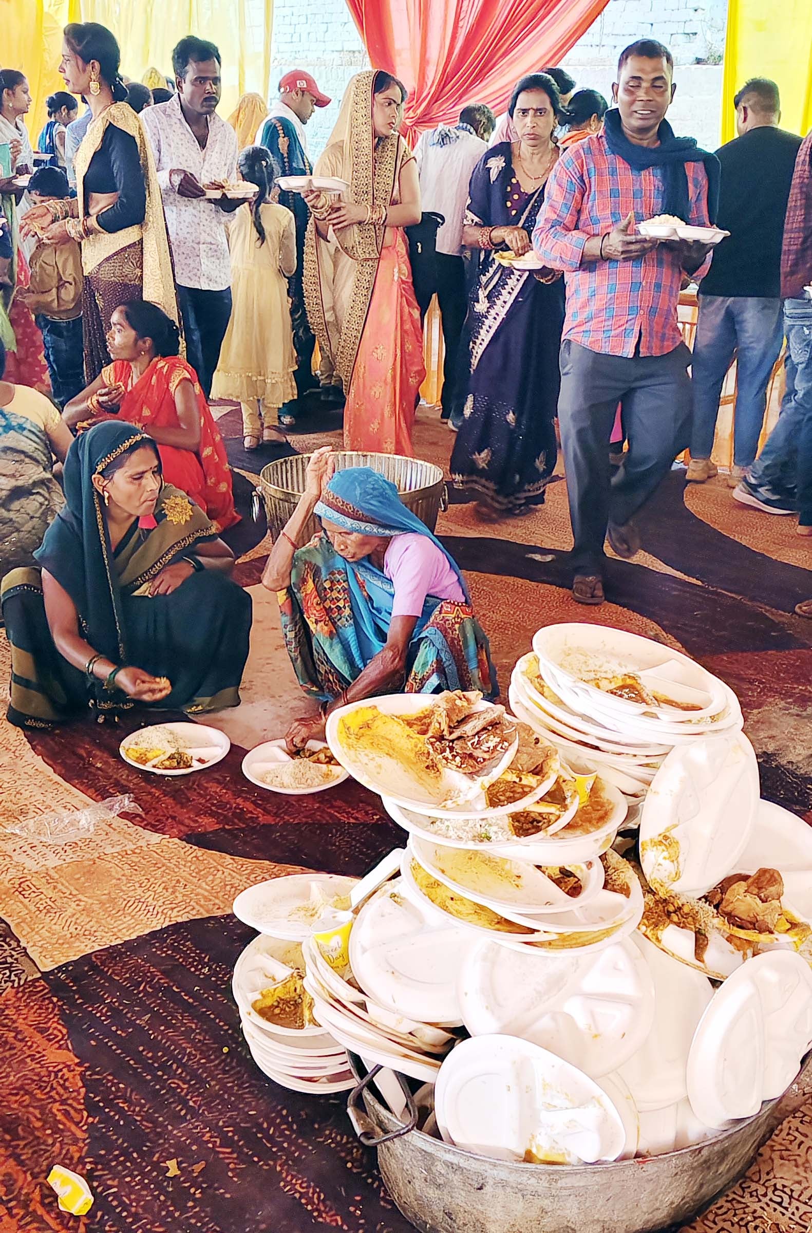 पुवायां में मुख्यमंत्री सामूहिक विवाह कार्यक्रम में विवाह बंधन में बंधते जोड़े। संवाद