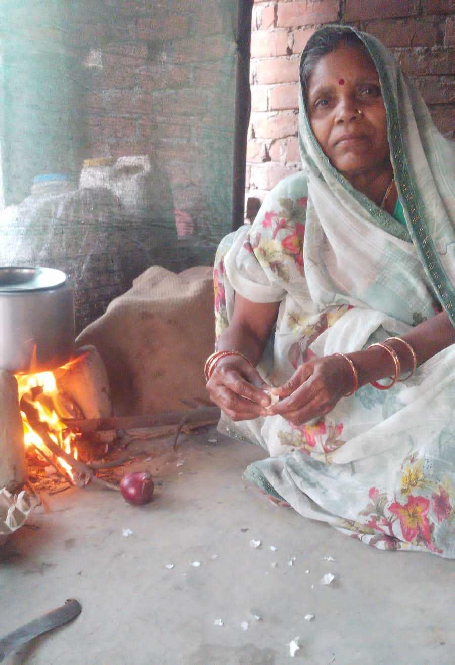 रॉबर्ट्सगंज हाइडिल मैदान गैस सिलेंडर लेते उपभोक्ता। संवाद रॉबर्ट्सगंज हाइडिल मैदान गैस सिलेंडर लेते उपभोक्ता। संवाद
