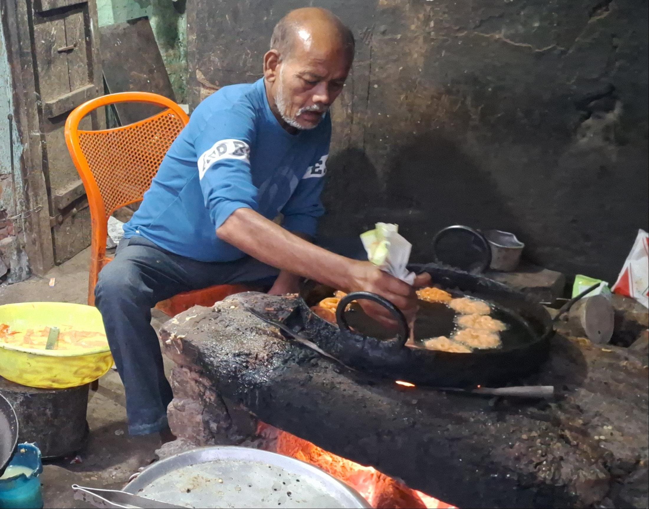 रॉबर्ट्सगंज हाइडिल मैदान गैस सिलेंडर लेते उपभोक्ता। संवाद रॉबर्ट्सगंज हाइडिल मैदान गैस सिलेंडर लेते उपभोक्ता। संवाद