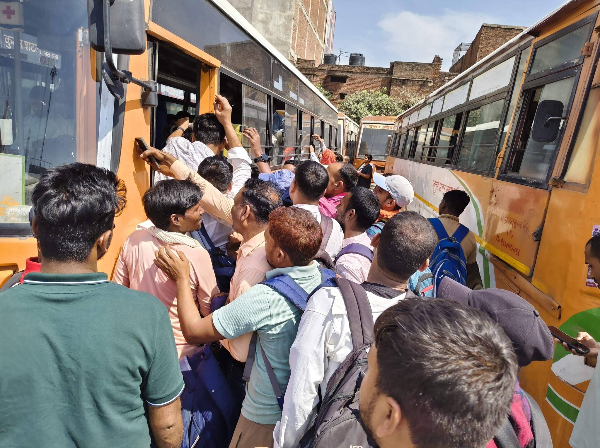 रॉबटर्ट्सगंज राजा शारदा महेश इंटर कालेज में पुलिस भर्ती परीक्षा के पूर्व जांच करती पुलिस टीम। स