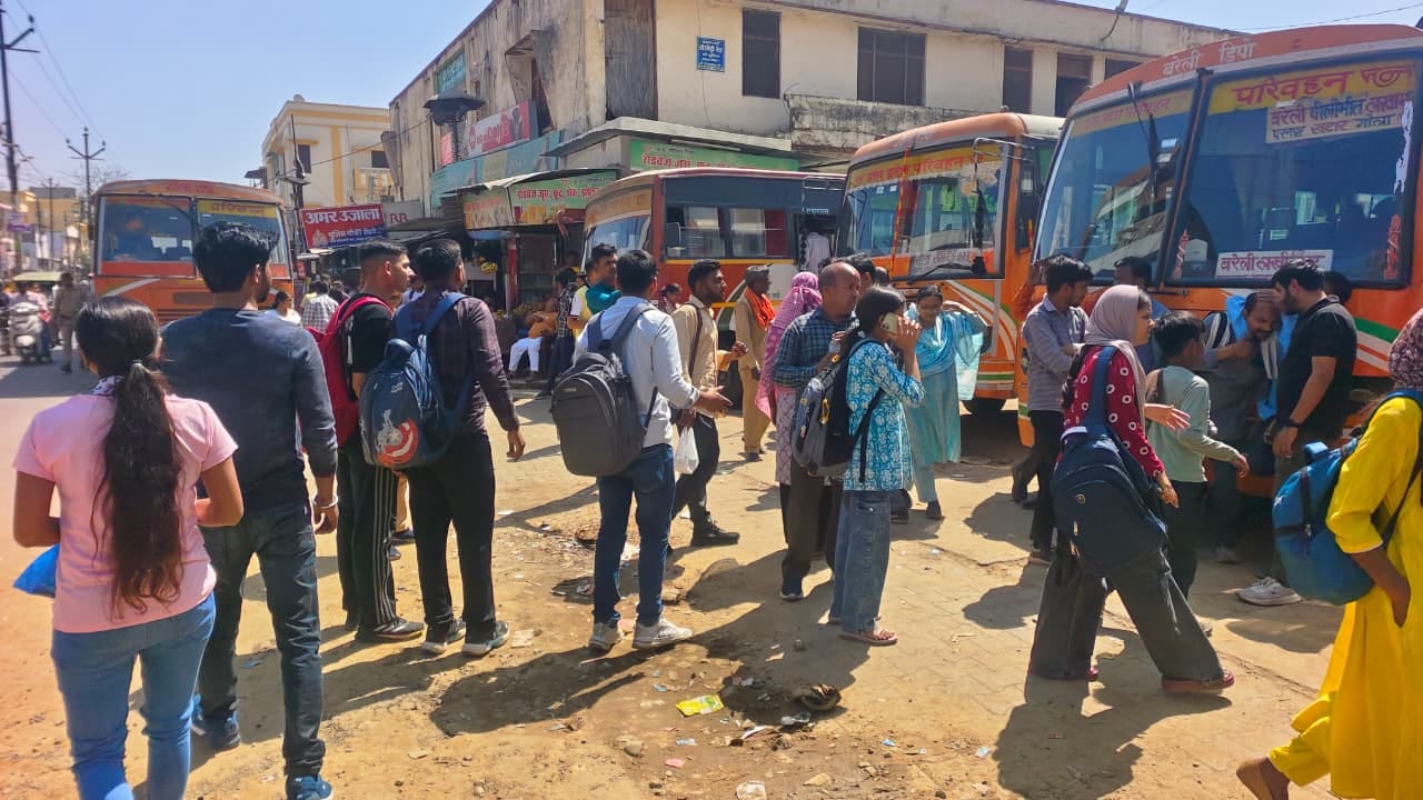 रेलवे स्टेशन के सामने ओवरब्रिज पर लगा जमा। संवाद रेलवे स्टेशन के सामने ओवरब्रिज पर लगा जमा। संवाद