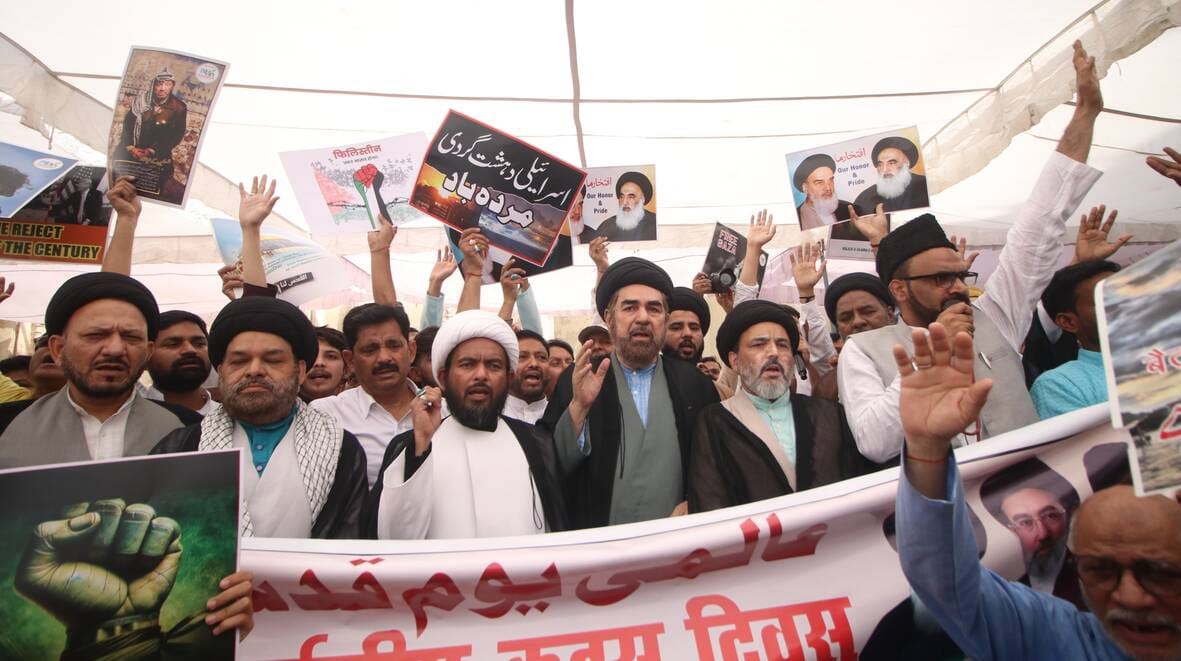 रमजान उल मुबारक के आखिरी जुमा पर शुक्रवार को शहर की मस्जिदों में अलविदा की नमाज के लिए नमाजियों रमजान उल मुबारक के आखिरी जुमा पर शुक्रवार को शहर की मस्जिदों में अलविदा की नमाज के लिए नमाजियों
