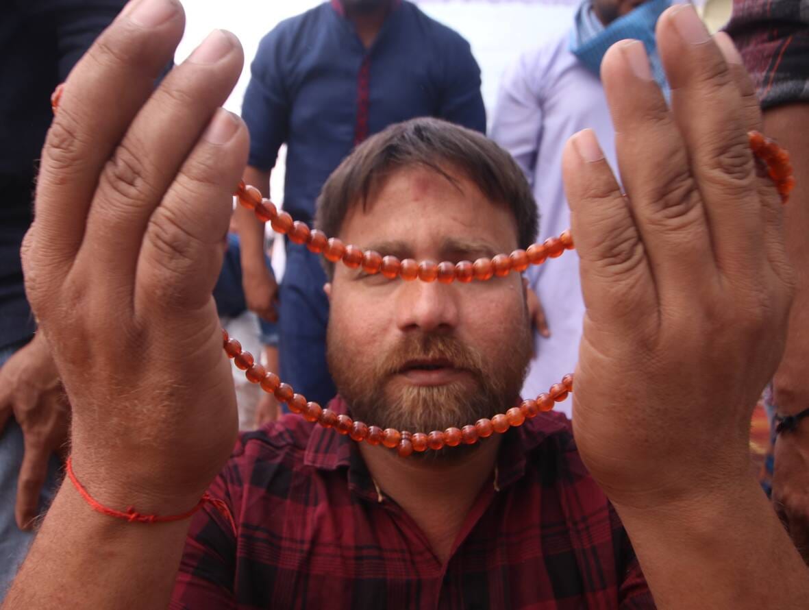 रमजान उल मुबारक के आखिरी जुमा पर शुक्रवार को शहर की मस्जिदों में अलविदा की नमाज के लिए नमाजियों रमजान उल मुबारक के आखिरी जुमा पर शुक्रवार को शहर की मस्जिदों में अलविदा की नमाज के लिए नमाजियों