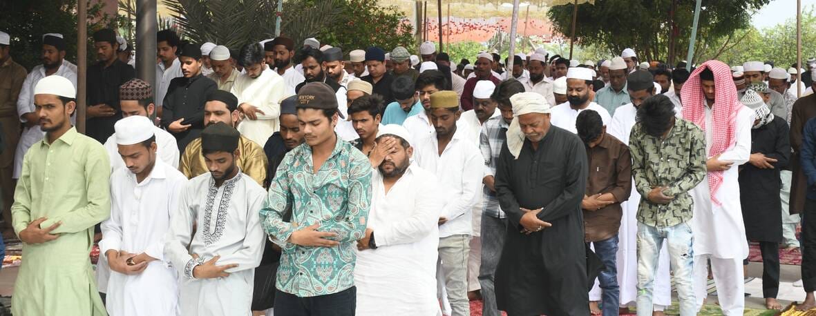 रमजान उल मुबारक के आखिरी जुमा पर शुक्रवार को शहर की मस्जिदों में अलविदा की नमाज के लिए नमाजियों रमजान उल मुबारक के आखिरी जुमा पर शुक्रवार को शहर की मस्जिदों में अलविदा की नमाज के लिए नमाजियों