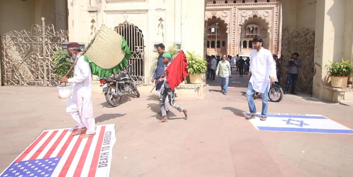 रमजान उल मुबारक के आखिरी जुमा पर शुक्रवार को शहर की मस्जिदों में अलविदा की नमाज के लिए नमाजियों रमजान उल मुबारक के आखिरी जुमा पर शुक्रवार को शहर की मस्जिदों में अलविदा की नमाज के लिए नमाजियों
