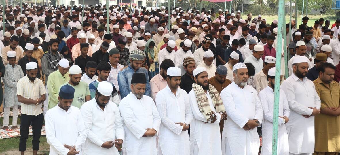 रमजान उल मुबारक के आखिरी जुमा पर शुक्रवार को शहर की मस्जिदों में अलविदा की नमाज के लिए नमाजियों रमजान उल मुबारक के आखिरी जुमा पर शुक्रवार को शहर की मस्जिदों में अलविदा की नमाज के लिए नमाजियों