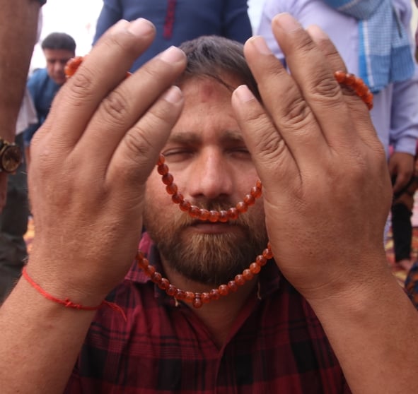 रमजान उल मुबारक के आखिरी जुमा पर शुक्रवार को शहर की मस्जिदों में अलविदा की नमाज के लिए नमाजियों रमजान उल मुबारक के आखिरी जुमा पर शुक्रवार को शहर की मस्जिदों में अलविदा की नमाज के लिए नमाजियों