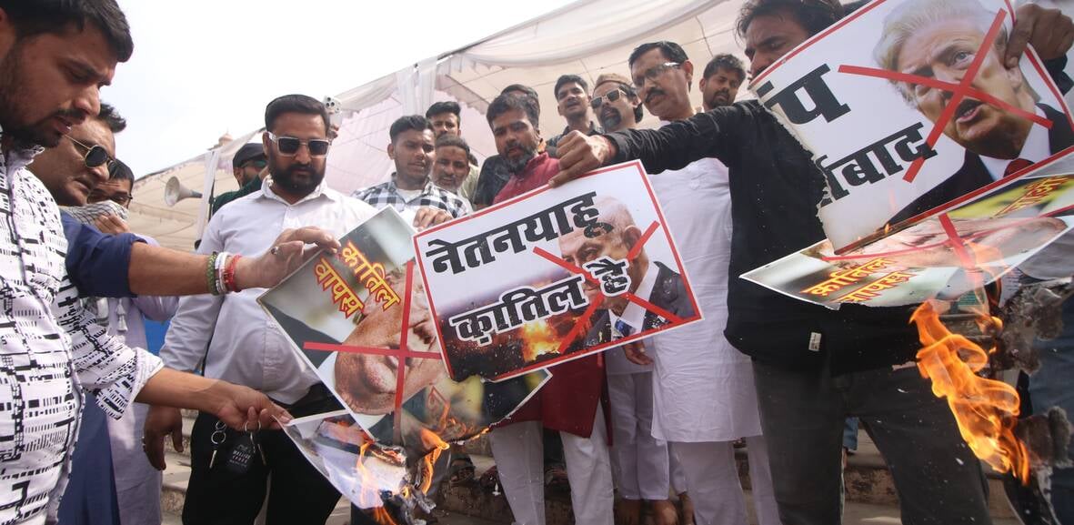 रमजान उल मुबारक के आखिरी जुमा पर शुक्रवार को शहर की मस्जिदों में अलविदा की नमाज के लिए नमाजियों रमजान उल मुबारक के आखिरी जुमा पर शुक्रवार को शहर की मस्जिदों में अलविदा की नमाज के लिए नमाजियों