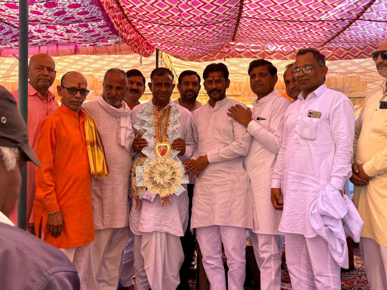 सांग महोत्सव के समापन पर प्रसिद्ध सांगी विष्णु दत्त  को सम्मानित करते ग्रामीण। संवाद
