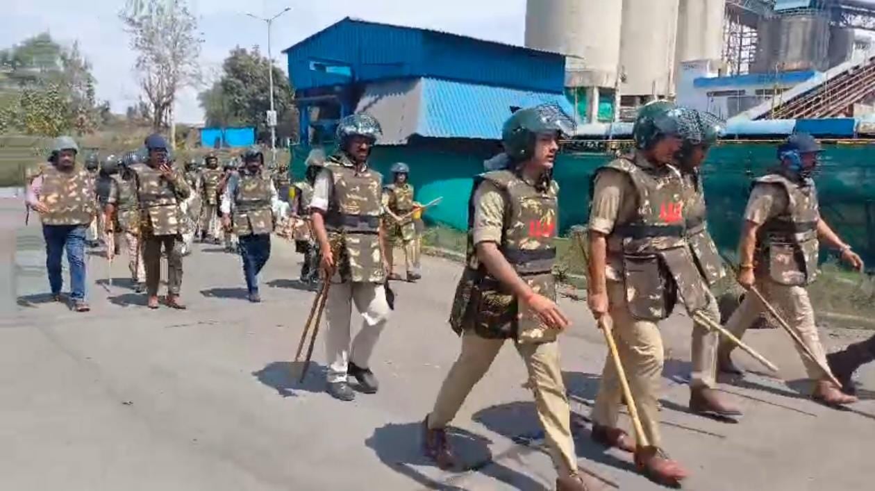 सिंगरौली में अडानी के पावर प्लांट परिसर में लगाई गई आग को बुझाने की कोशिश करते कर्मी।स्रोत जागर