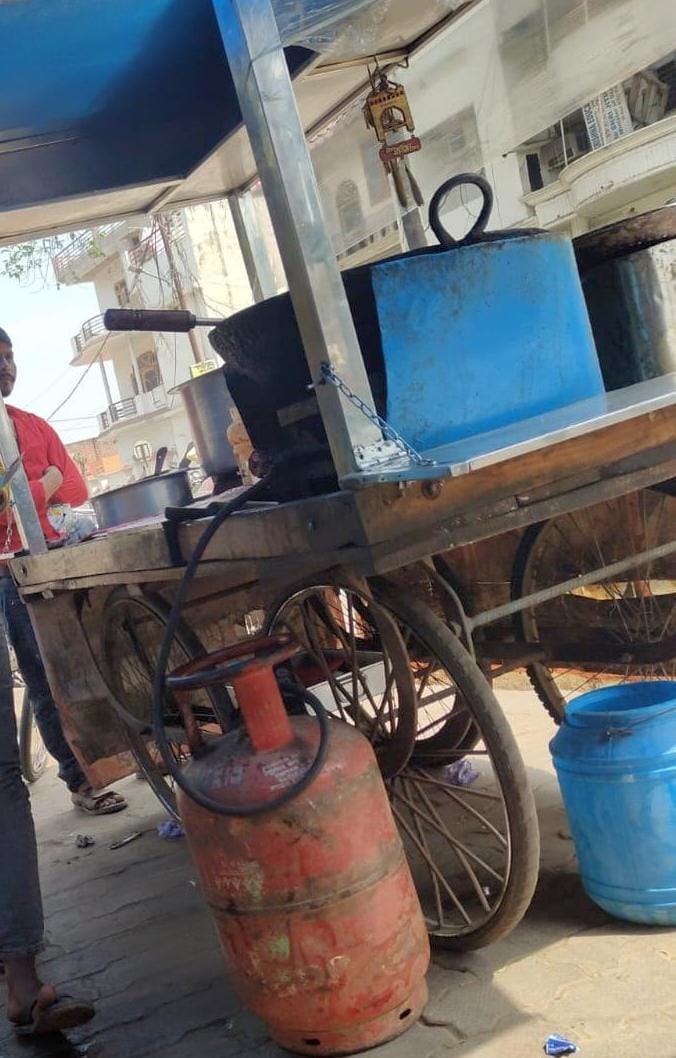 सिलिंडर लेकर एजेंसी जाता युवक।