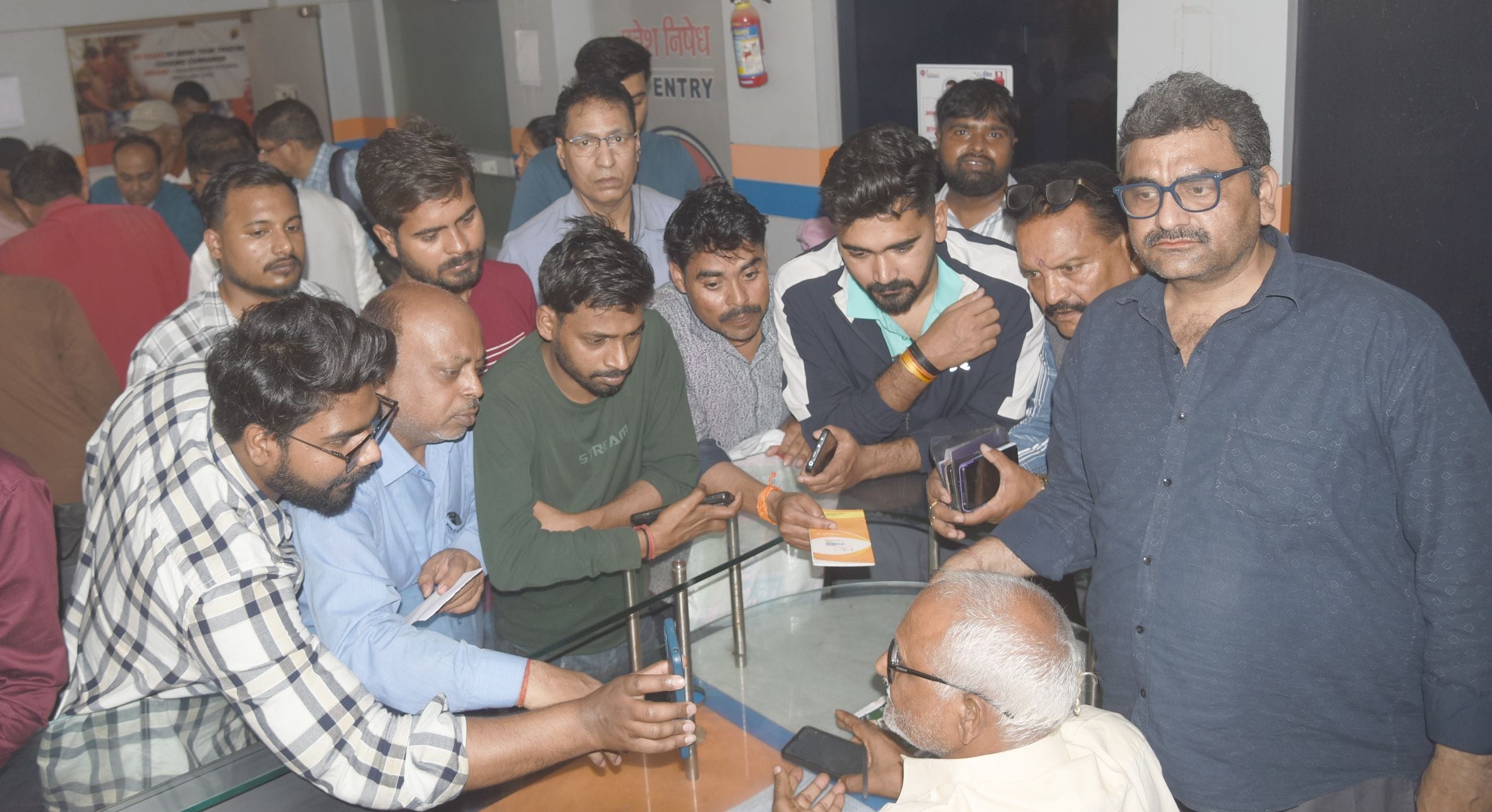 सिलिंडर न मिलने की शिकायत लेकर एजेंसी में पहुंचे उपभोक्ता। 
