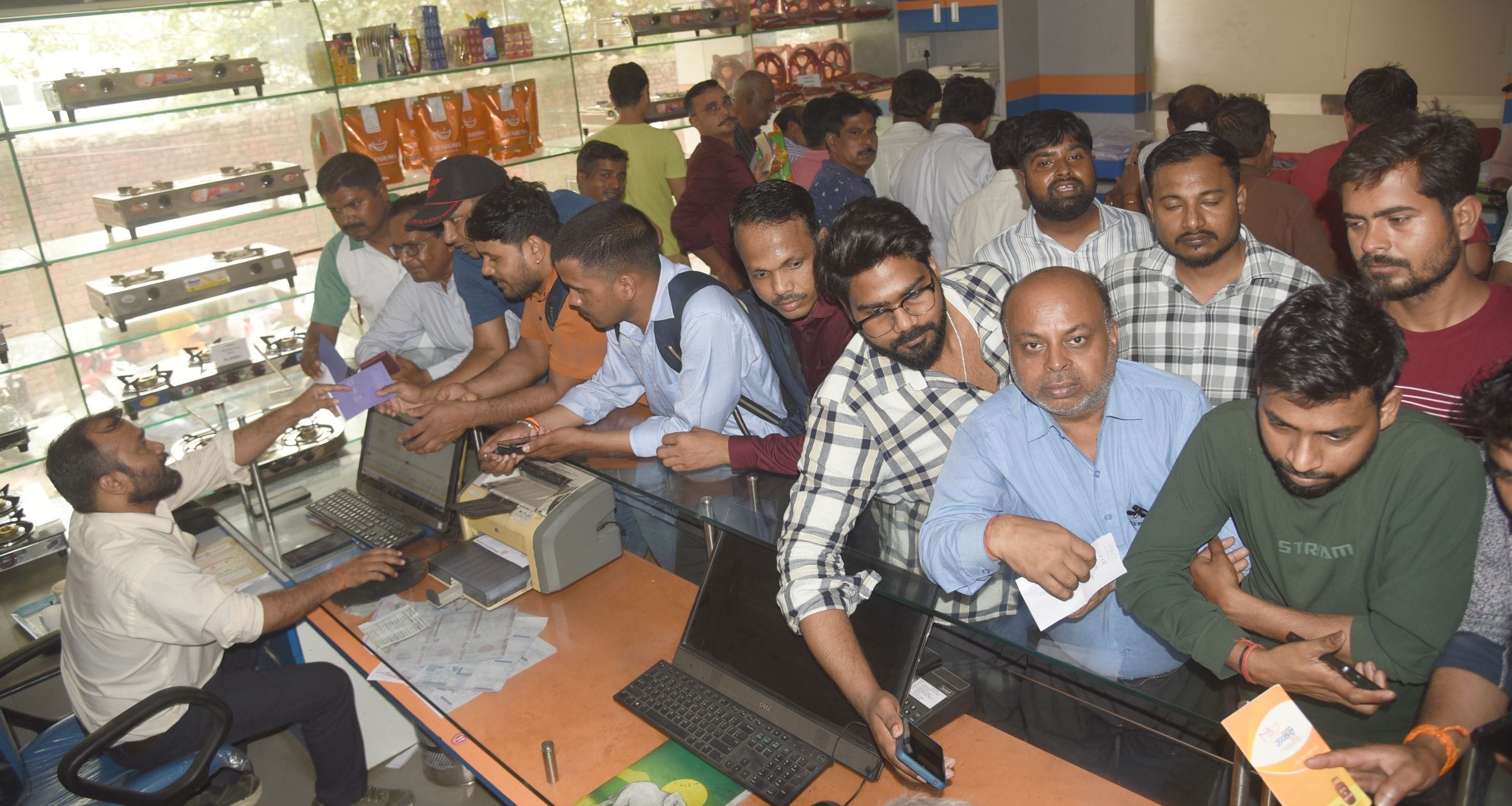 सिलिंडर न मिलने की शिकायत लेकर एजेंसी में पहुंचे उपभोक्ता। 