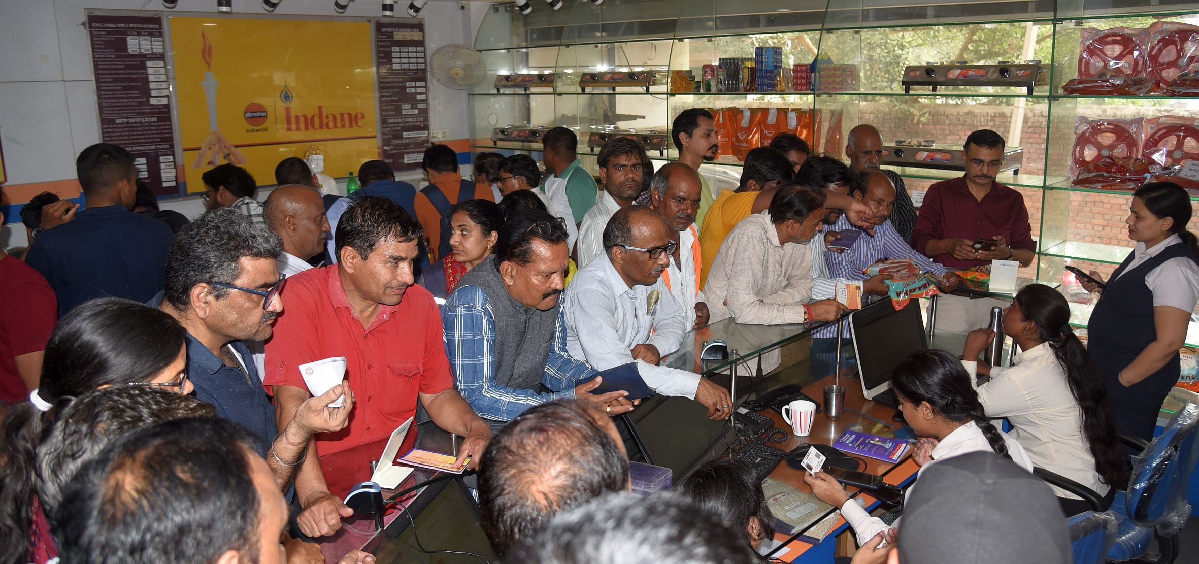 सिलिंडर न मिलने की शिकायत लेकर एजेंसी में पहुंचे उपभोक्ता। 