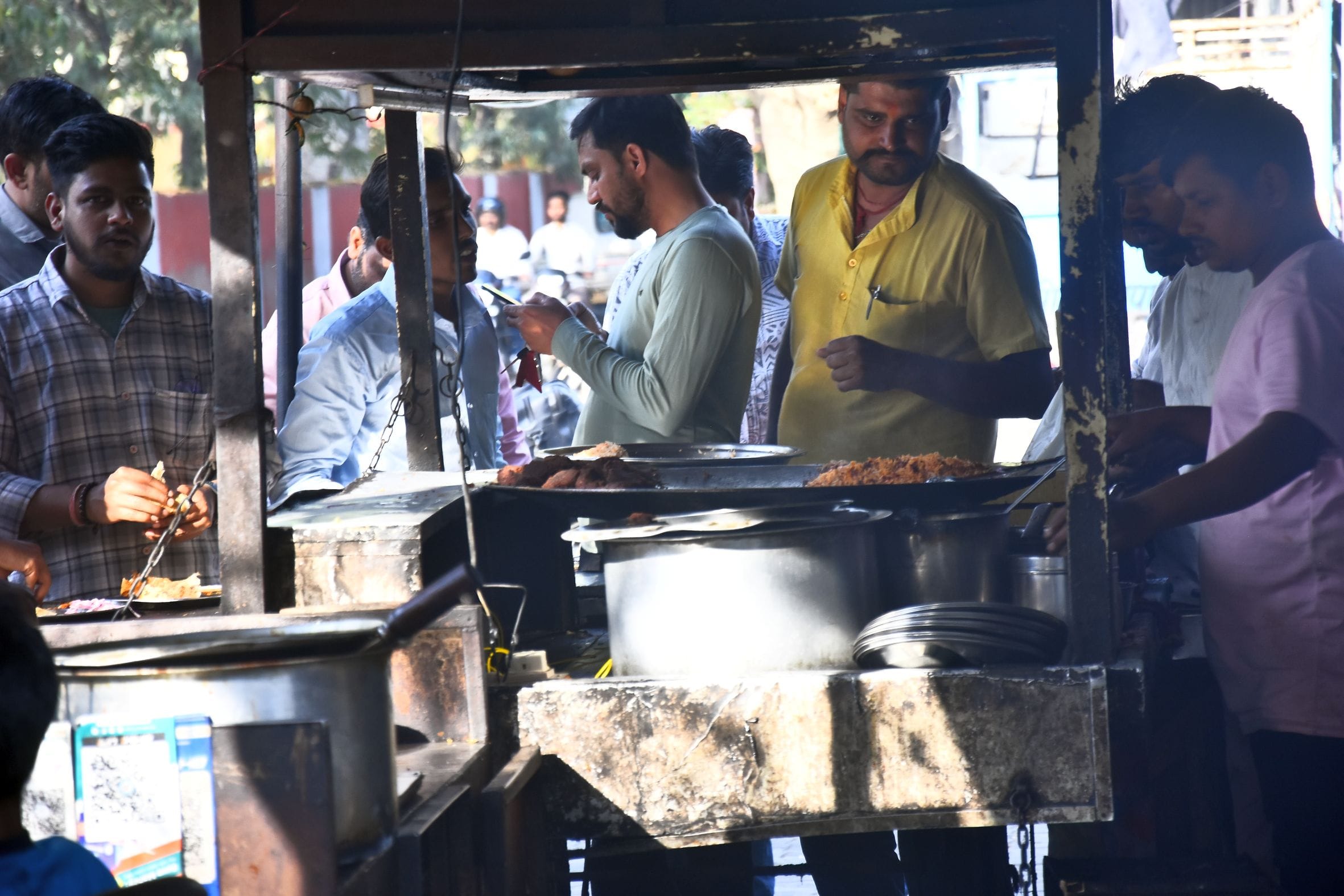 सिलिंडर न मिलने से दुकानों में सन्नाटा। सिलिंडर न मिलने से दुकानों में सन्नाटा।