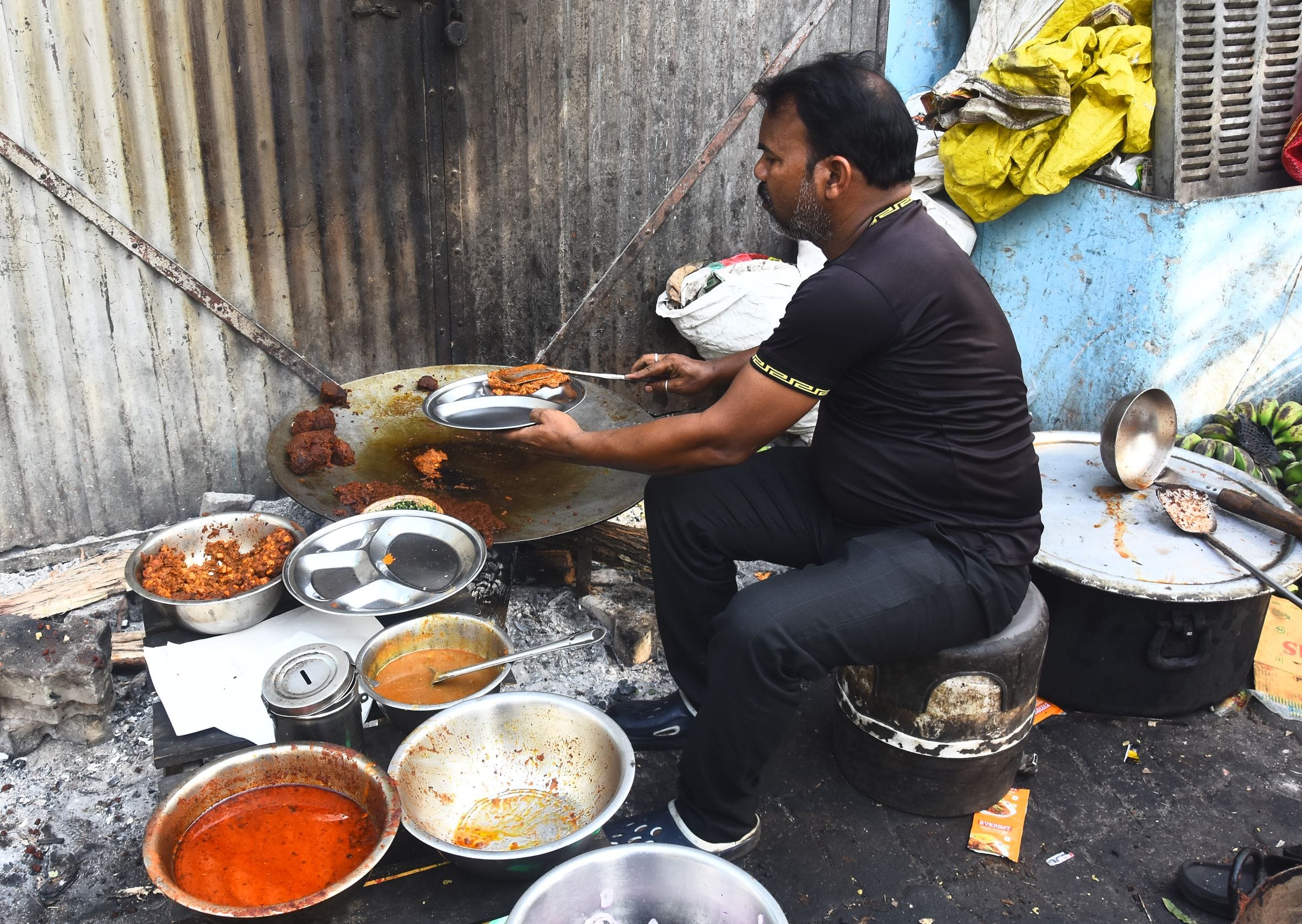 सिलिंडर न मिलने से दुकानों में सन्नाटा। सिलिंडर न मिलने से दुकानों में सन्नाटा।