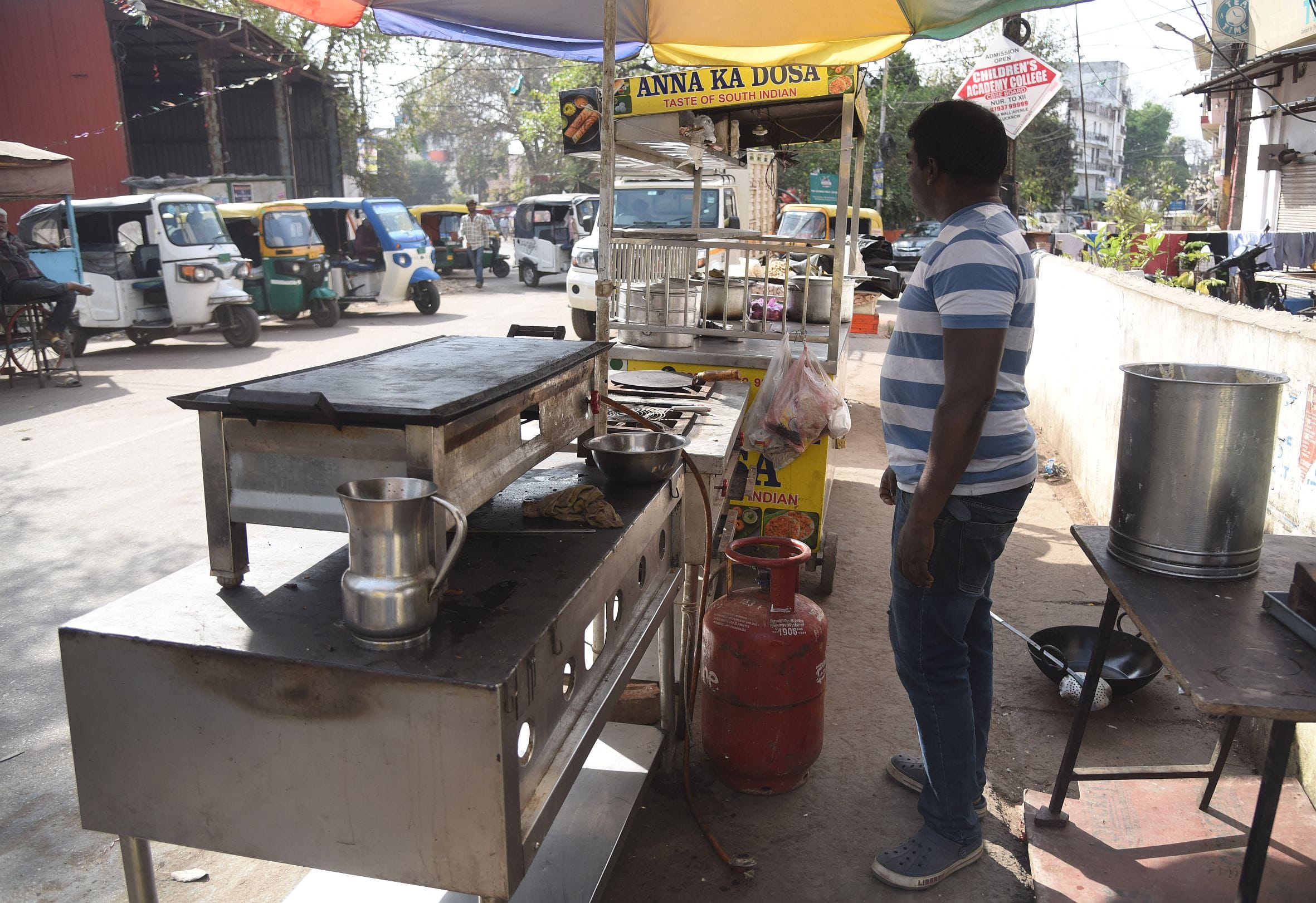 सिलिंडर न मिलने से दुकानों में सन्नाटा। सिलिंडर न मिलने से दुकानों में सन्नाटा।