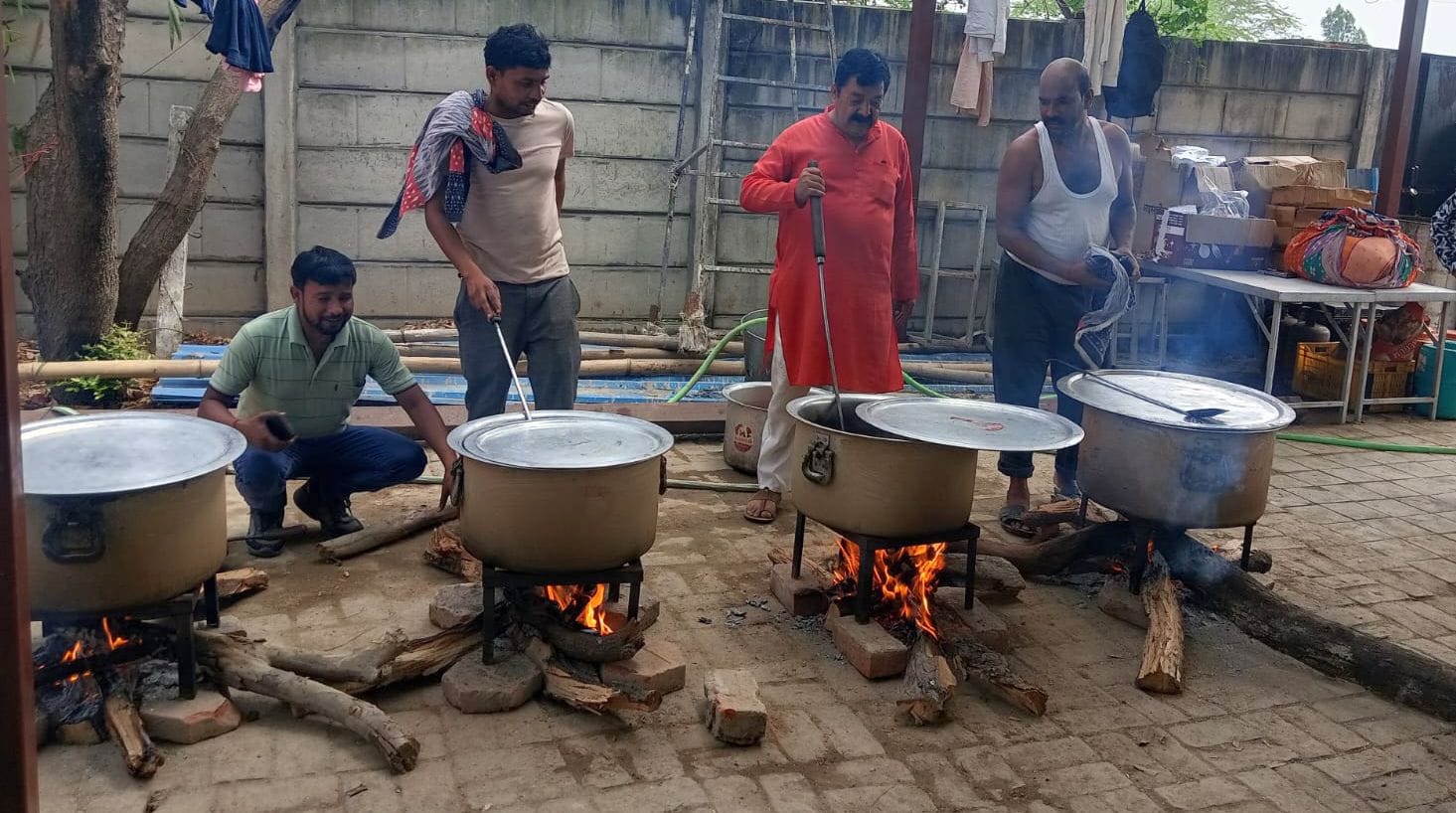 सिलिंडर न मिलने से दुकानों में सन्नाटा। सिलिंडर न मिलने से दुकानों में सन्नाटा।