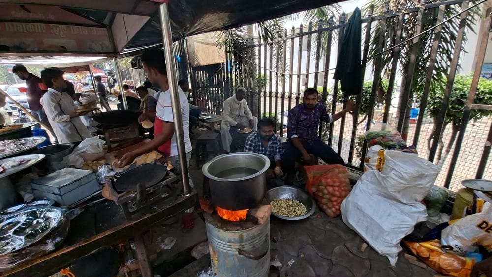 सिलिंडर न मिलने से दुकानों में सन्नाटा। सिलिंडर न मिलने से दुकानों में सन्नाटा।