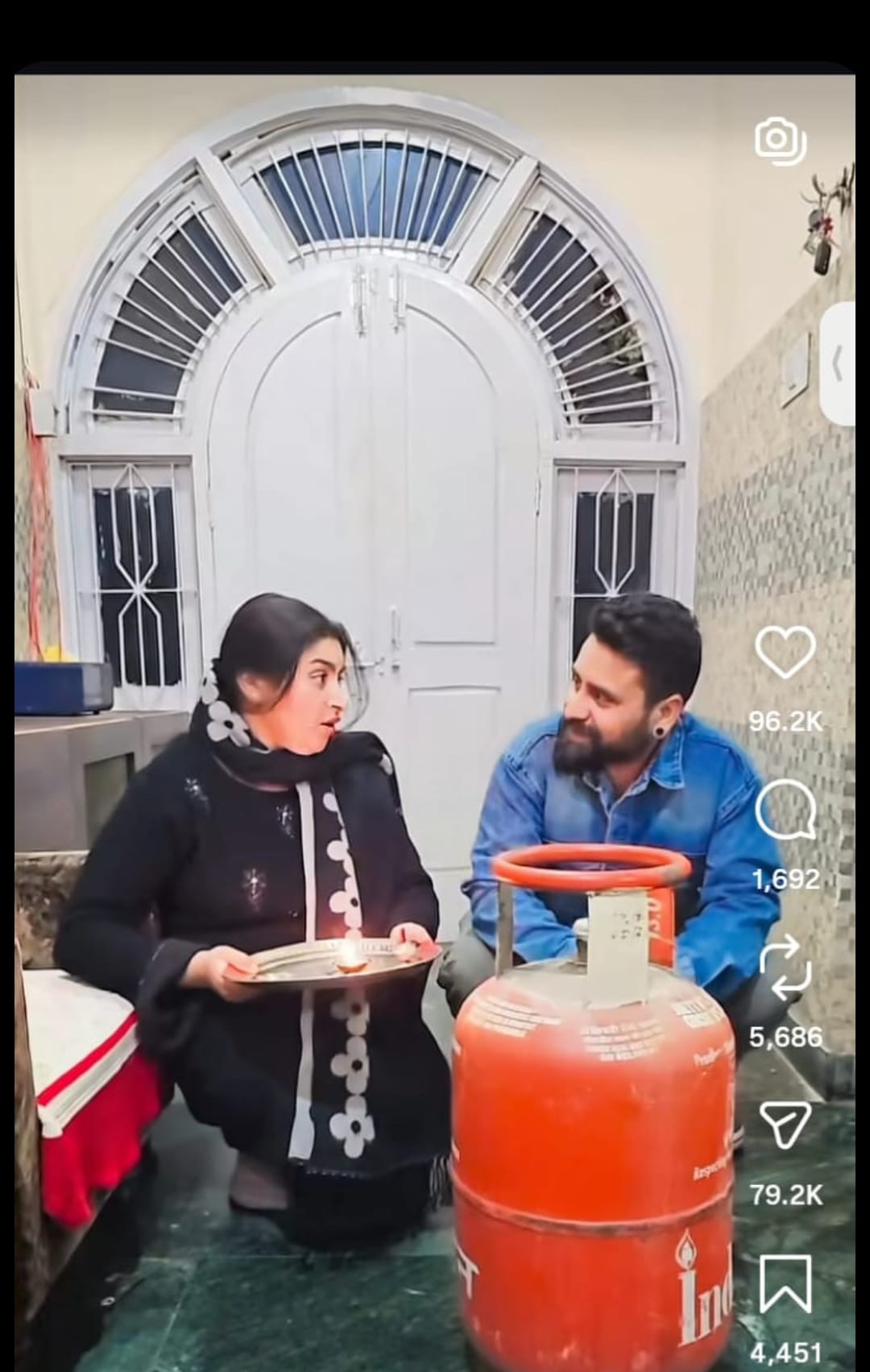 सोशल मीडिया पर गैस सिलिंडर को लेकर डाली गई रील व पोस्ट। वीडियोग्रैब सोशल मीडिया पर गैस सिलिंडर को लेकर डाली गई रील व पोस्ट। वीडियोग्रैब