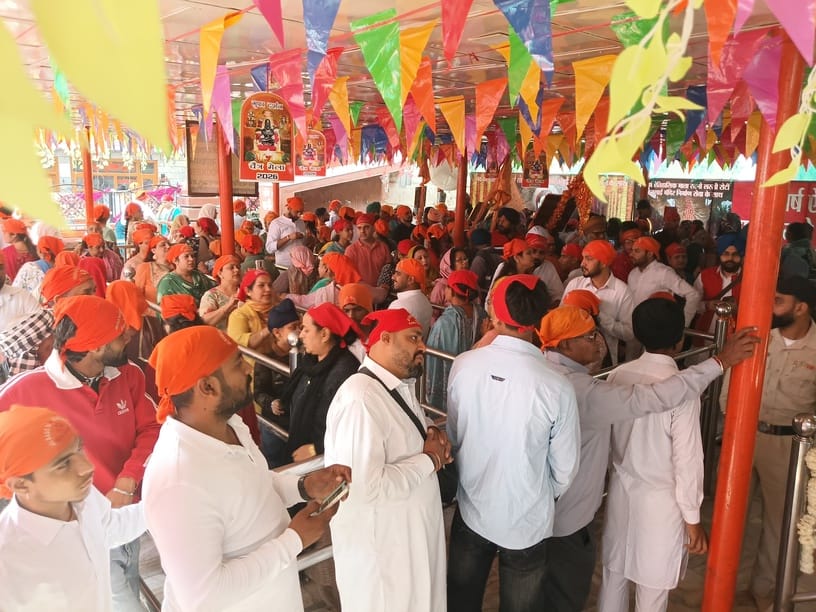 शाहतलाई में चैत्र मास मेले के शुभारंभ पर झंडा रस्म अदा करते उपायुक्त बिलासपुर व अन्य लोग। स्रोत