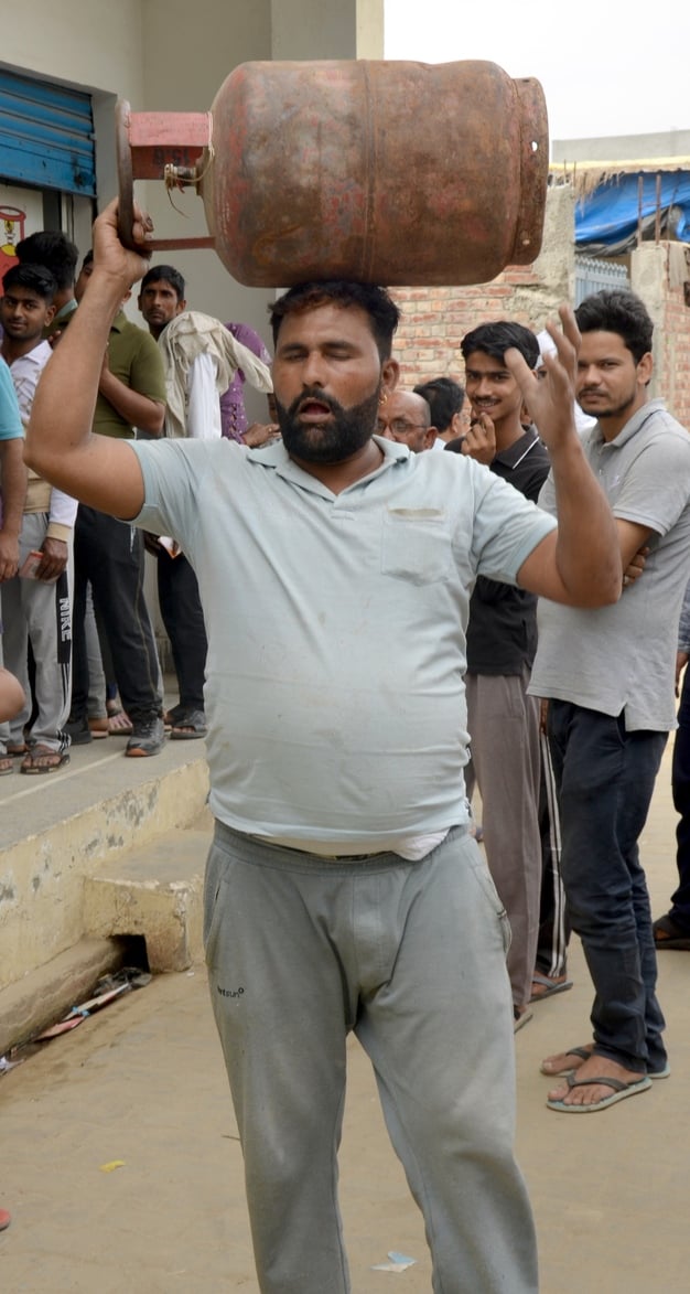 शामली में भारत गैस एजेंसी गैस बुक करवाने के लिए उपभोक्ताओं की लगी भीड़। संवाद शामली में भारत गैस एजेंसी गैस बुक करवाने के लिए उपभोक्ताओं की लगी भीड़। संवाद