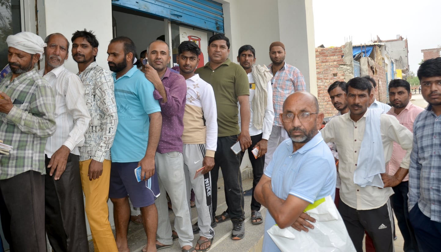 शामली में भारत गैस एजेंसी गैस बुक करवाने के लिए उपभोक्ताओं की लगी भीड़। संवाद शामली में भारत गैस एजेंसी गैस बुक करवाने के लिए उपभोक्ताओं की लगी भीड़। संवाद