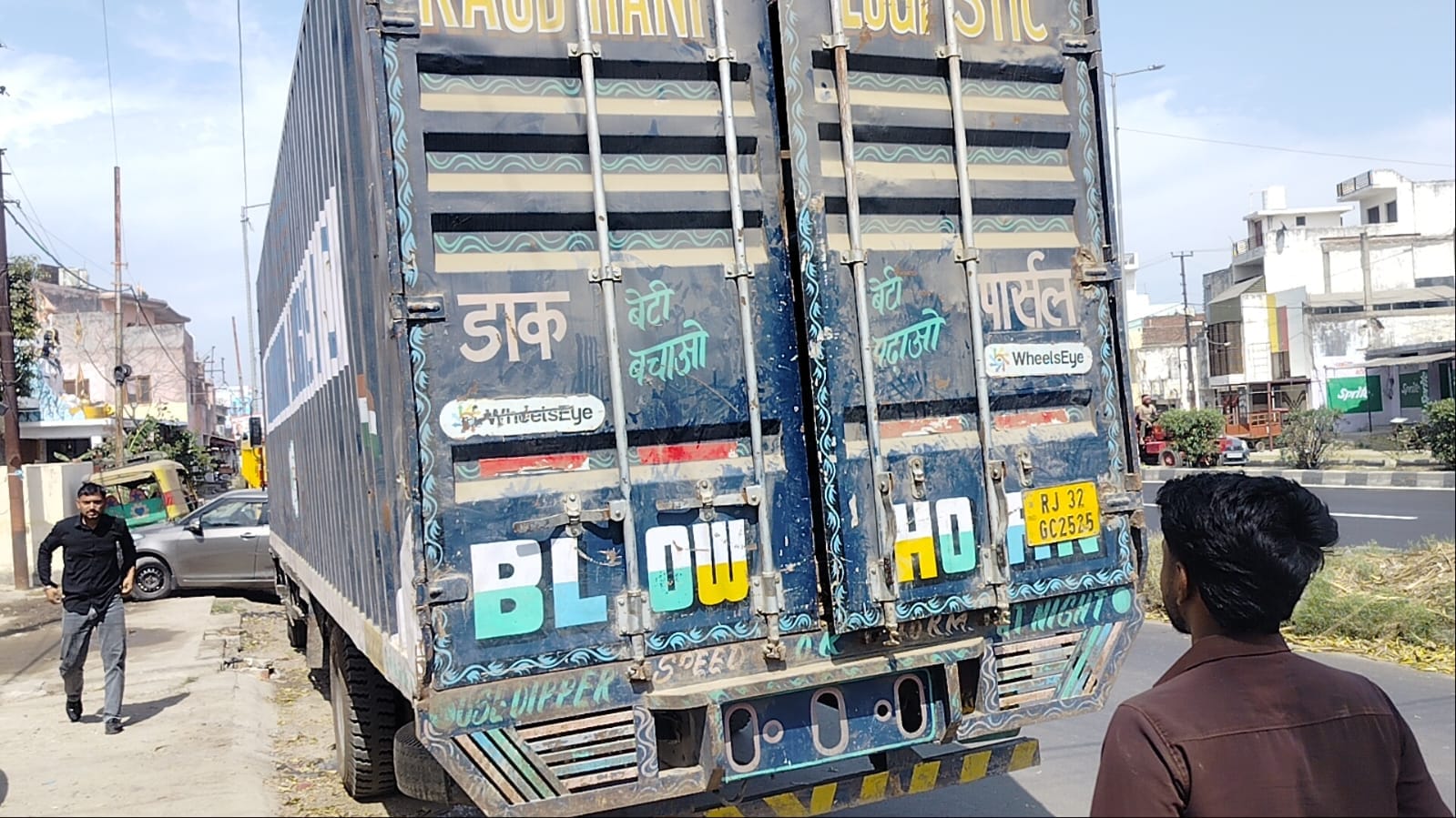 दौराला - सकौती पुल पर ट्रक में भरी भैंसें। स्रोत : संवाद