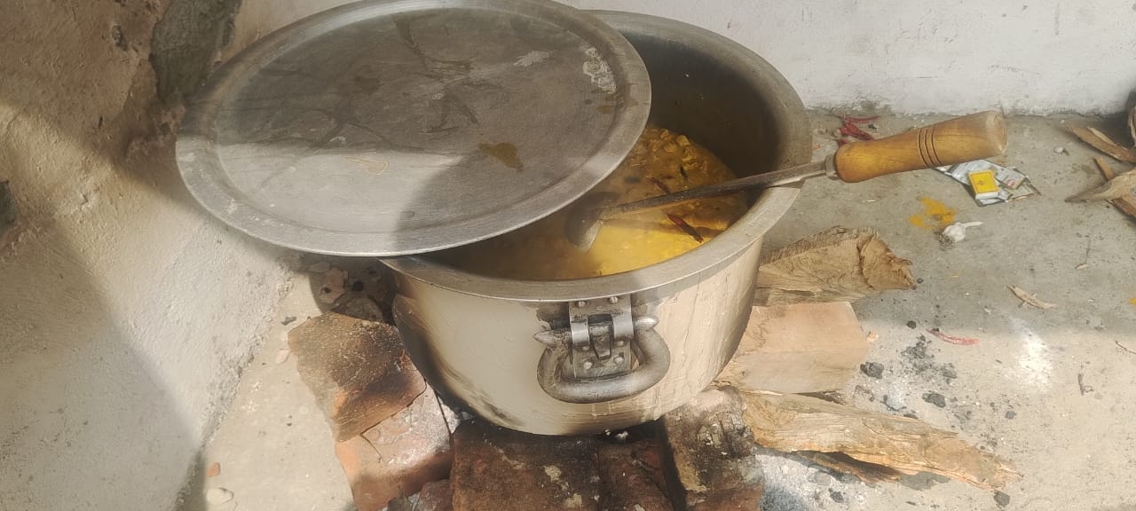 उच्च प्राथमिक विद्यालय राजमंदिर में लकड़ी पर एमडीएम बनातीं रसोइया।स्रोत-सोश्सल मीडिया