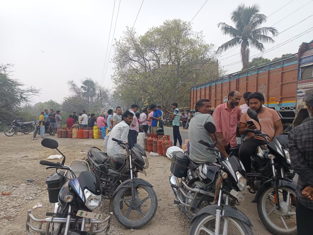 उच्च प्राथमिक विद्यालय राजमंदिर में लकड़ी पर एमडीएम बनातीं रसोइया।स्रोत-सोश्सल मीडिया