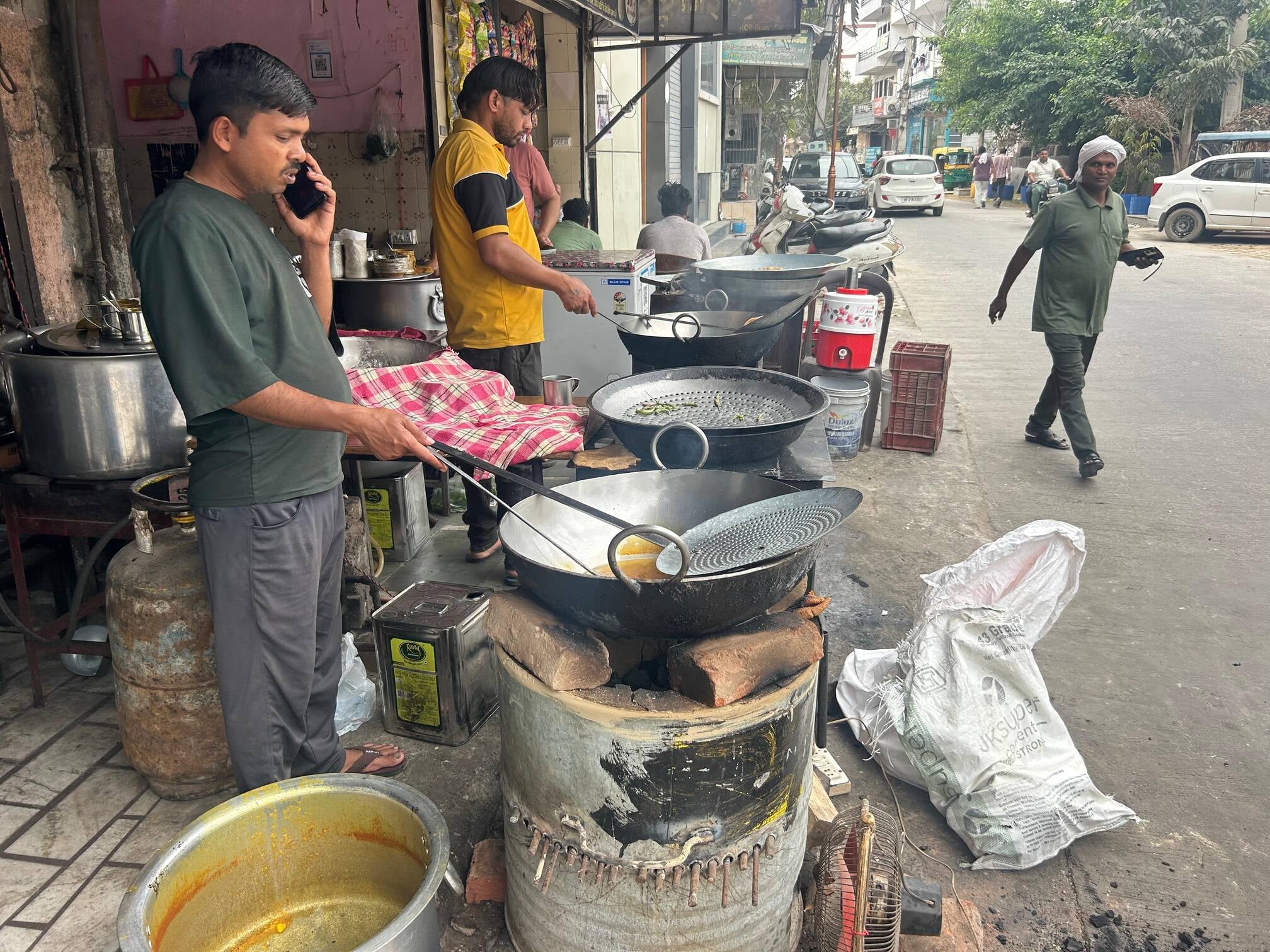10- जोनी, पूरी सब्जी विक्रेता। 10- जोनी, पूरी सब्जी विक्रेता।
