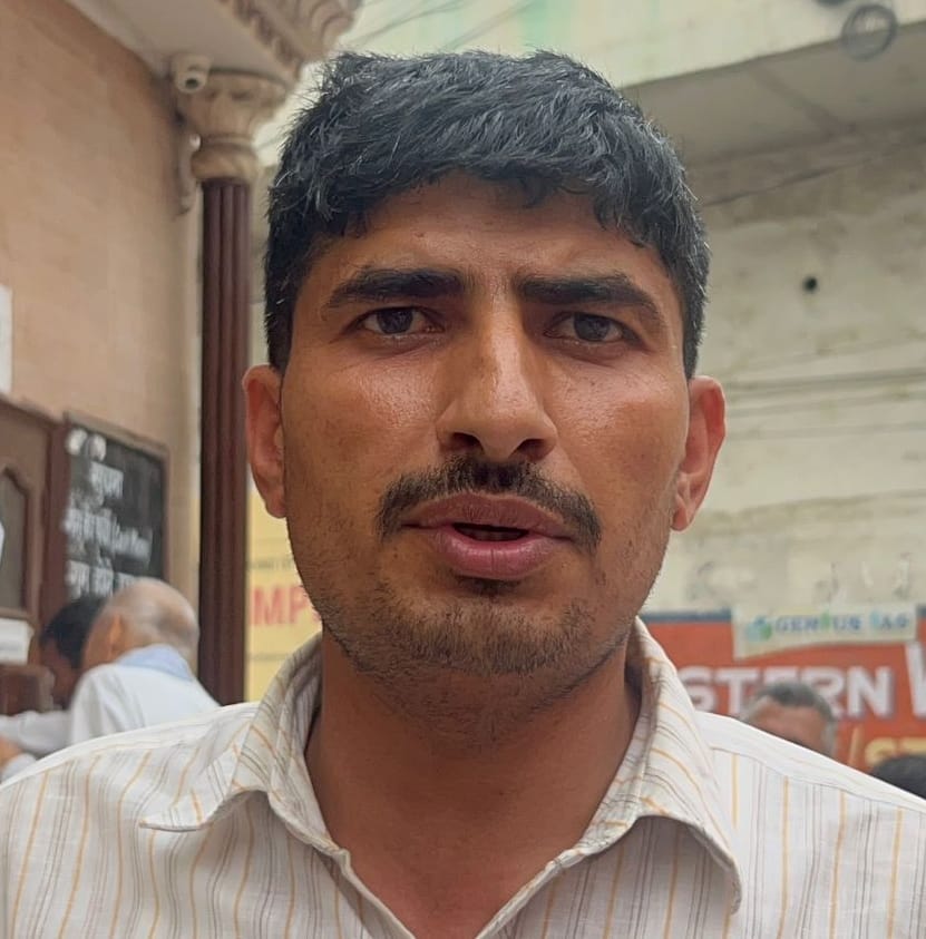 13-सोनीपत रोड पर बलियाना मोड़ के निकट लक्ष्मी गैस एजेंसी पर लगी उपभोक्ताओं की लंबी कतार। संवाद 13-सोनीपत रोड पर बलियाना मोड़ के निकट लक्ष्मी गैस एजेंसी पर लगी उपभोक्ताओं की लंबी कतार। संवाद