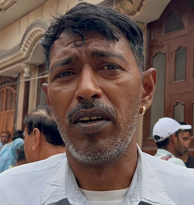 13-सोनीपत रोड पर बलियाना मोड़ के निकट लक्ष्मी गैस एजेंसी पर लगी उपभोक्ताओं की लंबी कतार। संवाद 13-सोनीपत रोड पर बलियाना मोड़ के निकट लक्ष्मी गैस एजेंसी पर लगी उपभोक्ताओं की लंबी कतार। संवाद