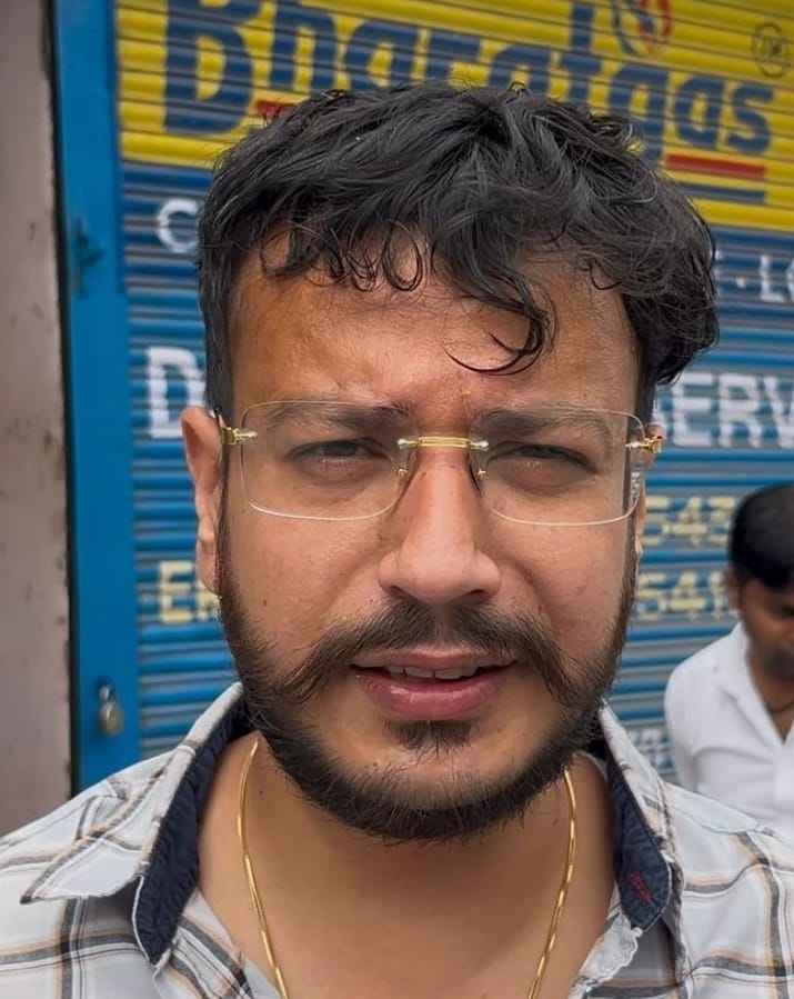 13-सोनीपत रोड पर बलियाना मोड़ के निकट लक्ष्मी गैस एजेंसी पर लगी उपभोक्ताओं की लंबी कतार। संवाद 13-सोनीपत रोड पर बलियाना मोड़ के निकट लक्ष्मी गैस एजेंसी पर लगी उपभोक्ताओं की लंबी कतार। संवाद