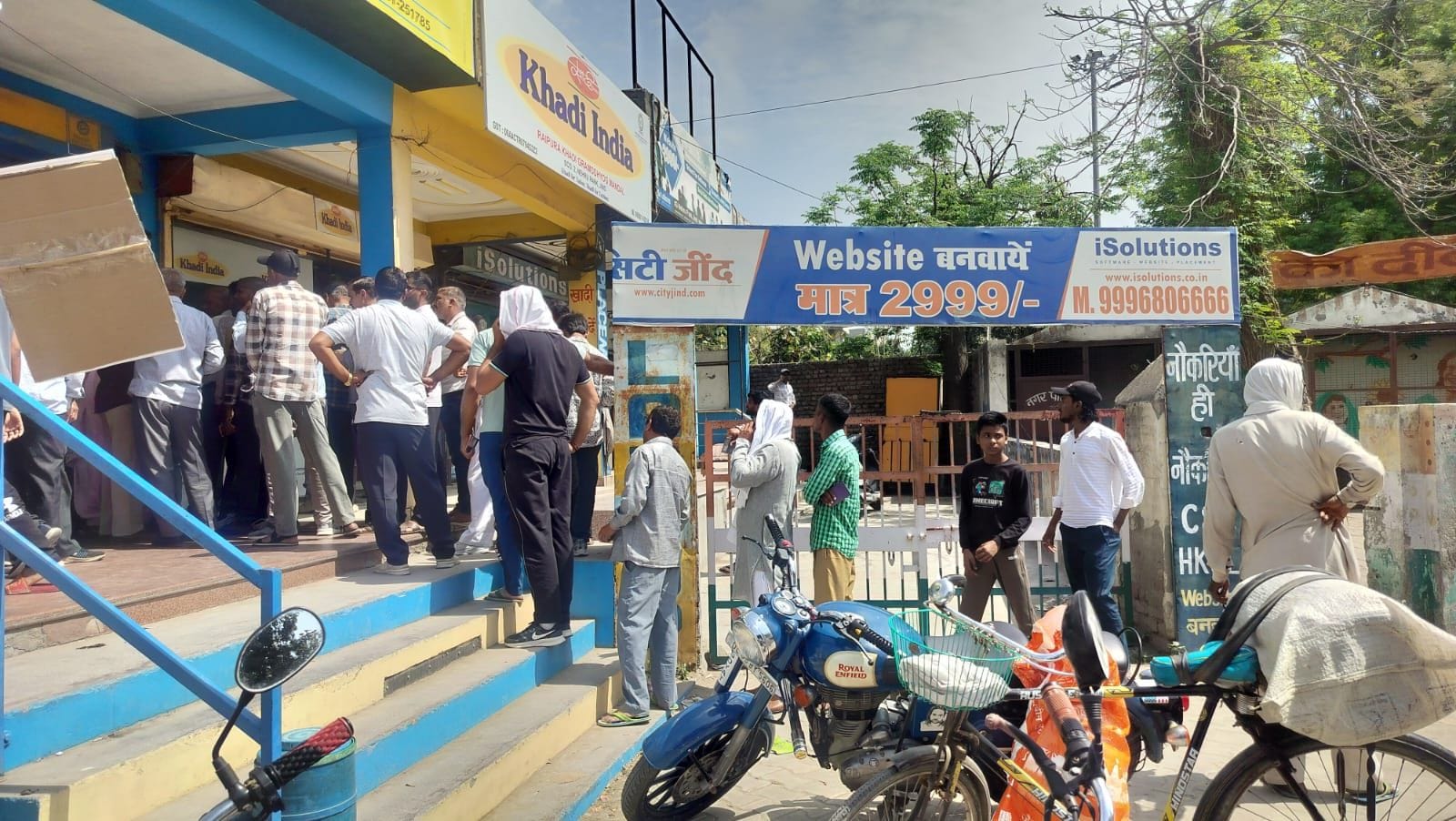 14जेएनडी20: डीएफएसी राजेश कुमार आर्य टीम के साथ गैस वितरण को लेकर जानकारी लेते हुए। प्रशासन