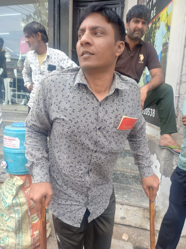 14jjrp10- बेरी गेट स्थित गैस एजेंसी के बाहर लगी लोगों की लाइन। संवाद