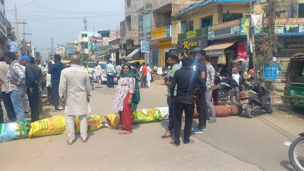 14jjrp10- बेरी गेट स्थित गैस एजेंसी के बाहर लगी लोगों की लाइन। संवाद