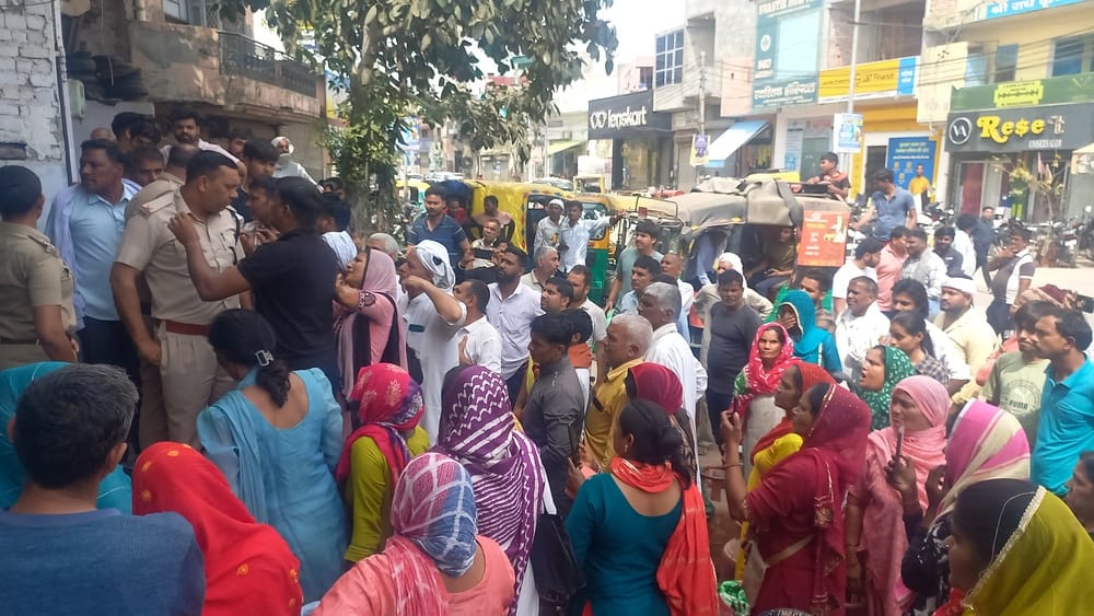 14jjrp10- बेरी गेट स्थित गैस एजेंसी के बाहर लगी लोगों की लाइन। संवाद